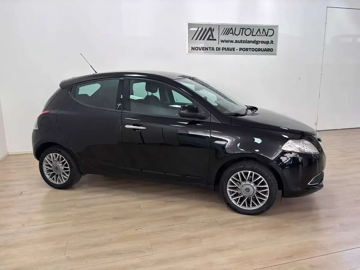 Usata Lancia Ypsilon 69 CV (50 kW) 2012 Nero Utilitaria