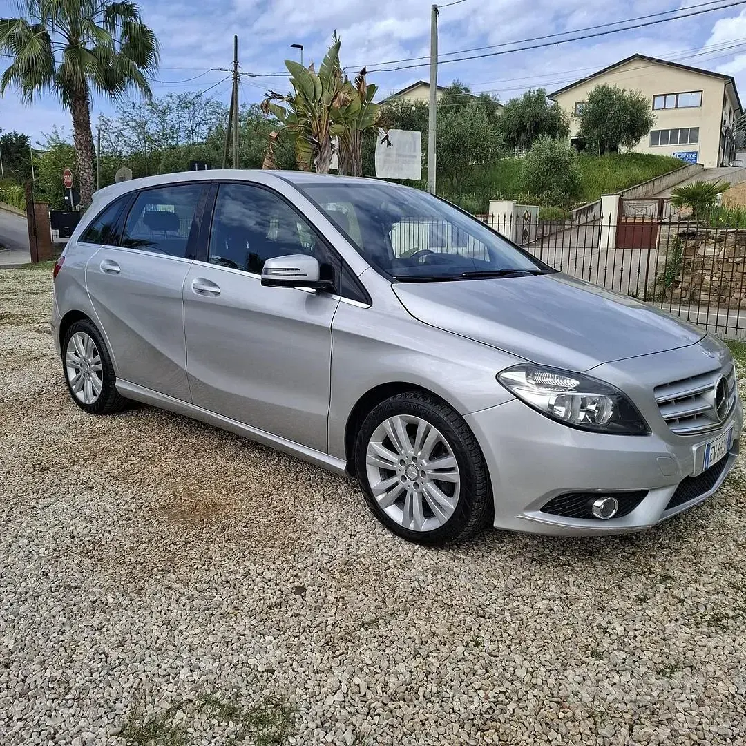 Usata Mercedes B180 109 CV (80 kW) 2012 Grigio Monovolume