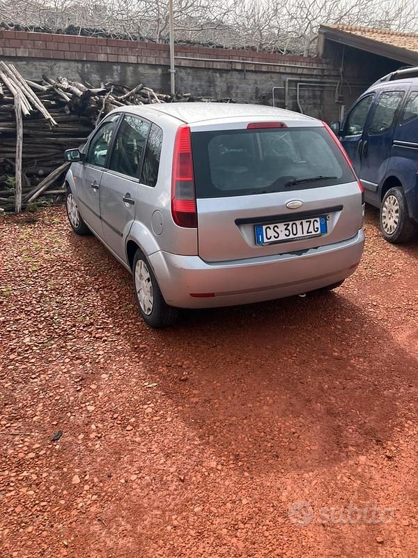 Usata Ford Fiesta 75 CV (55 kW) 2005 Grigio Utilitaria