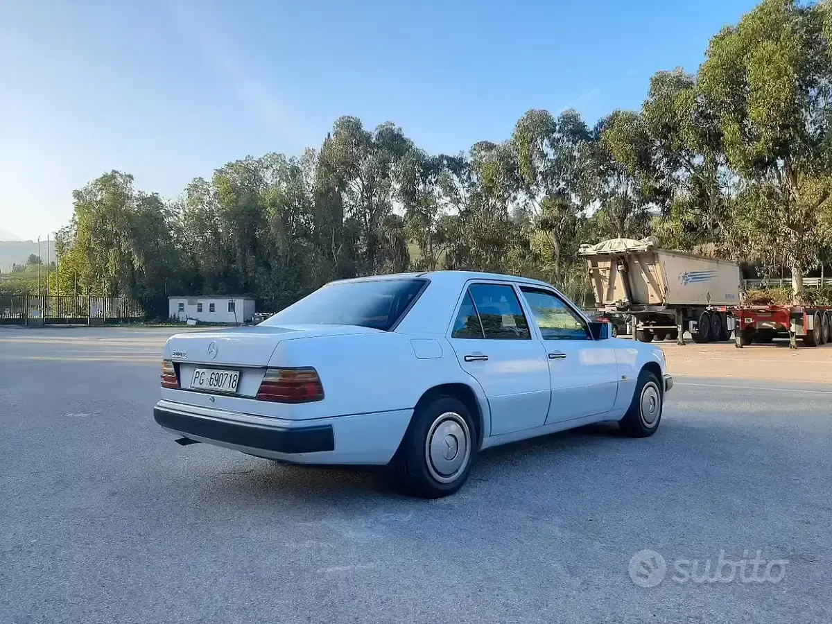 Usata Mercedes E200 122 CV (89 kW) 1991 Bianco Berlina