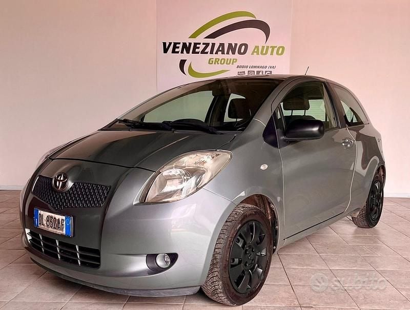 Usata Toyota Yaris 90 CV (66 kW) 2007 Grigio Utilitaria
