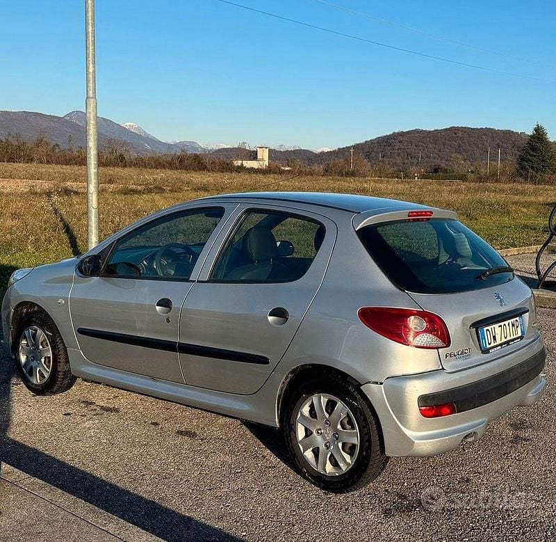 Grigio Usata 2009 Peugeot 206 Tre volumi | 1900 € (Ottimo prezzo) - Immagine 1/4