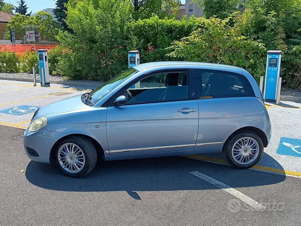 Usata Lancia Ypsilon 60 CV (44 kW) 2007 Bluazzurro Utilitaria