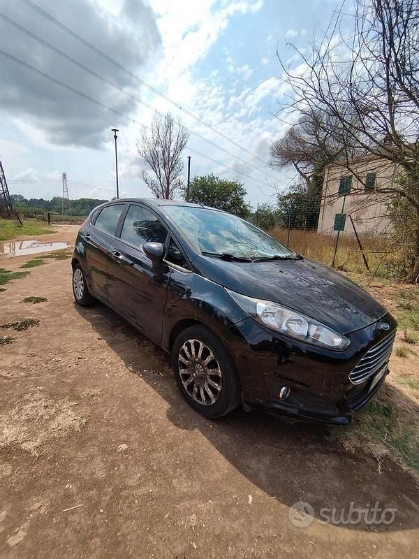 Usata Ford Fiesta 95 CV (69 kW) 2015 Nero Utilitaria