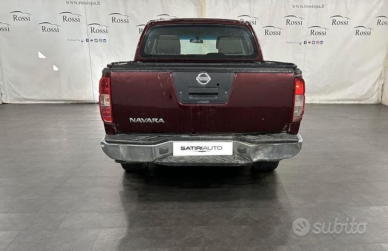 Usata Nissan Navara XE 174 CV (127 kW) 2006 Prugna Pick-up
