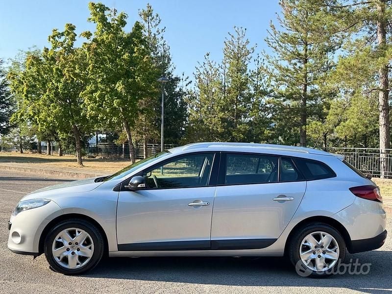 Grigio Usata 2011 Renault Mégane GrandTour GT Station wagon | 6000 € (Buon prezzo) - Immagine 1/4
