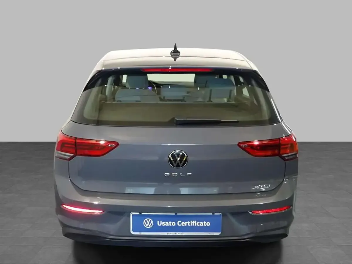 Usata VW Golf VIII Life 110 CV (80 kW) 2022 Dolphin grey metallizzato Berlina