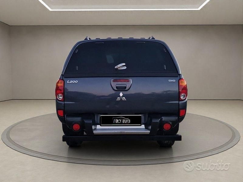 Usata Mitsubishi L200 Invite 136 CV (100 kW) 2007 Grigio Pick-up