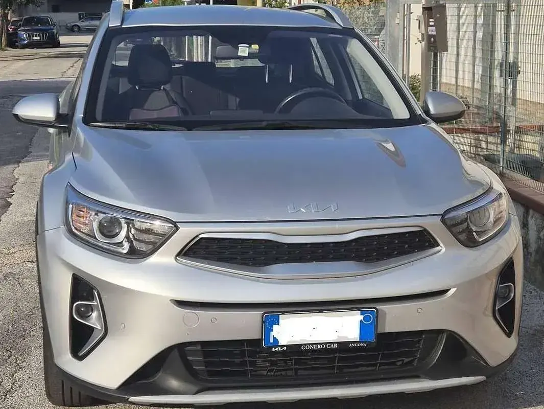 Usata Kia Stonic Style 82 CV (60 kW) 2022 Argento SUV