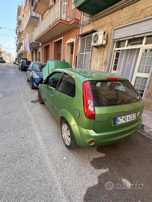 Usata Ford Fiesta 90 CV (66 kW) 2007 Verde Utilitaria