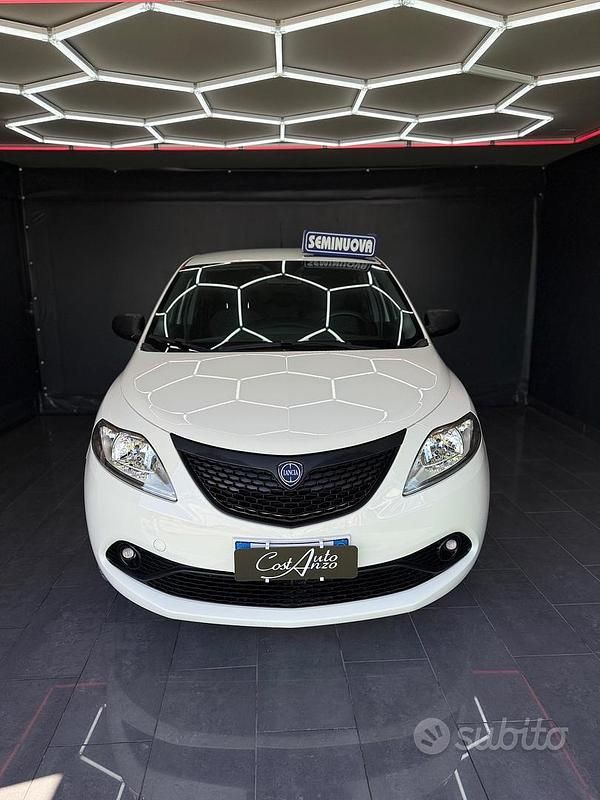 Usata Lancia Ypsilon Platinum 69 CV (50 kW) 2020 Bianco Utilitaria