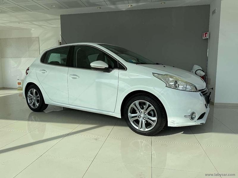 Usata Peugeot 208 Allure 68 CV (50 kW) 2014 Bianco Utilitaria