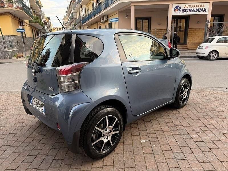 Usata Toyota iQ Lounge 90 CV (66 kW) 2012 Blu Utilitaria