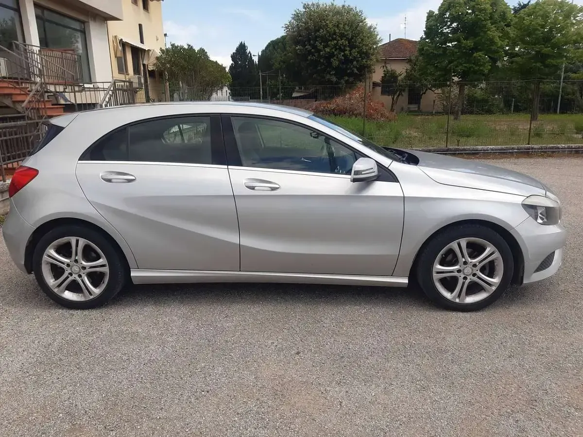 Usata Mercedes A180 109 CV (80 kW) 2013 Argento Utilitaria