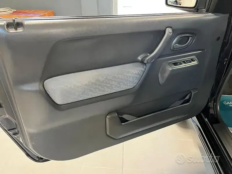 Usata Suzuki Jimny 80 CV (58 kW) 2002 Grigio SUV