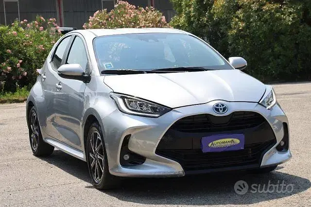 Usata Toyota Yaris Hybrid Trend 92 CV (67 kW) 2023 Grigio Berlina