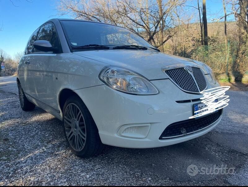 Usata Lancia Ypsilon 60 CV (44 kW) 2008 Bianco Utilitaria