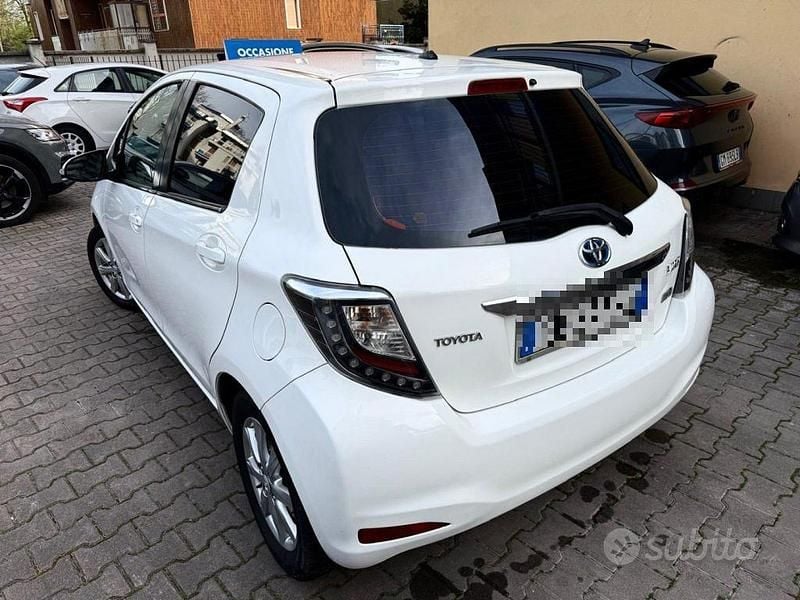 Usata Toyota Yaris Hybrid Lounge 75 CV (55 kW) 2013 Bianco Berlina