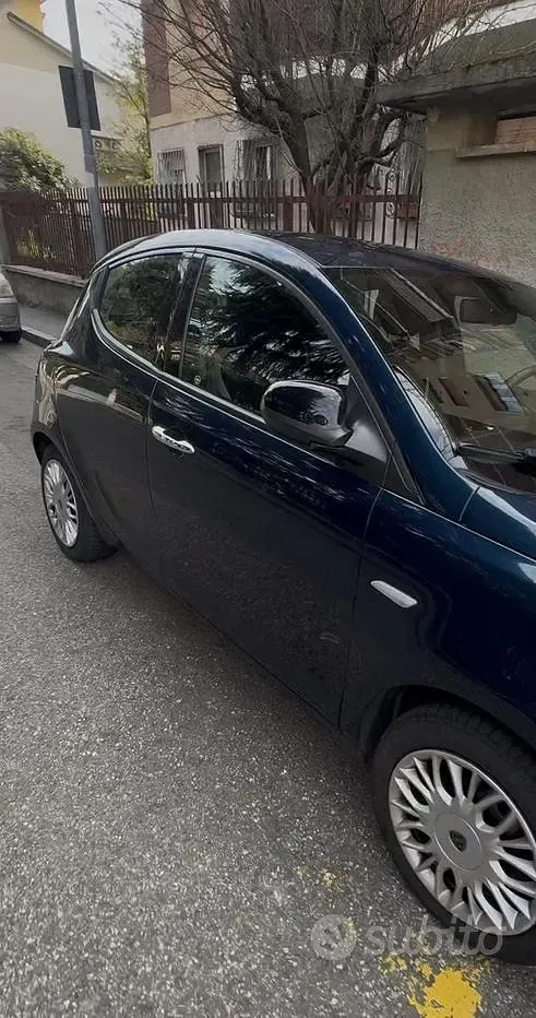 Usata Lancia Ypsilon Gold 60 CV (44 kW) 2017 Bluazzurro Utilitaria