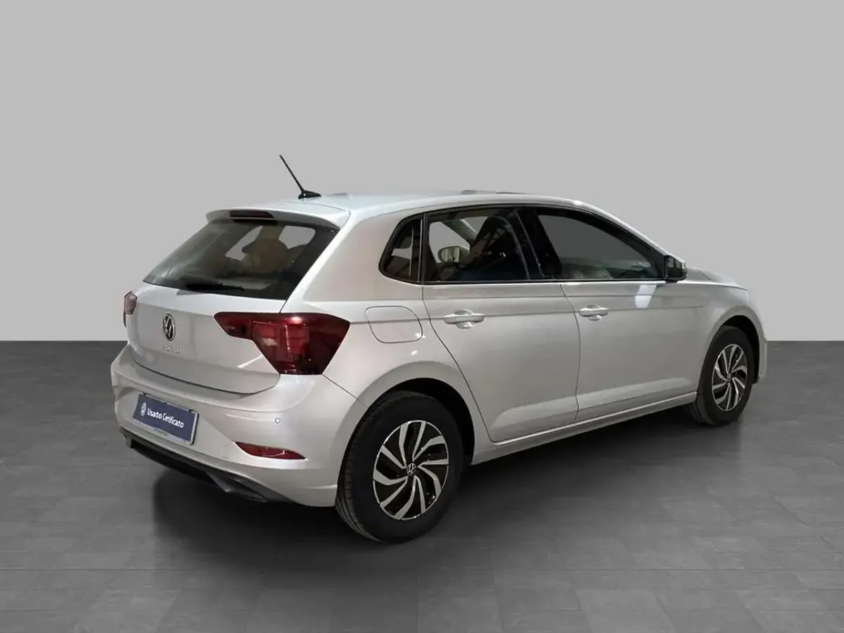 Usata VW Polo Life 95 CV (69 kW) 2024 Reflex silver metallizzato Utilitaria