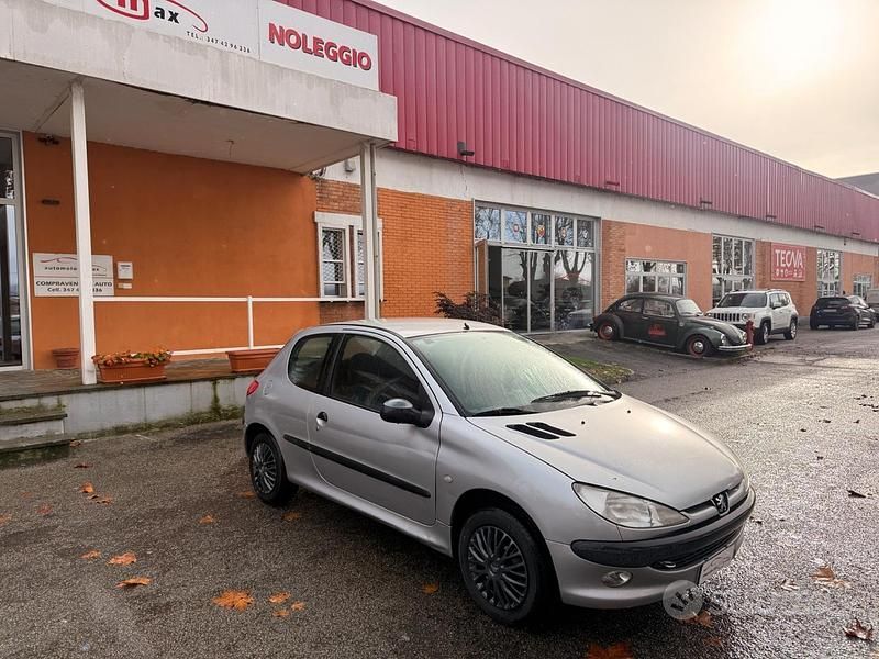Grigio Usata 2001 Peugeot 206 Tre volumi | 1900 € (Buon prezzo) - Immagine 1/4