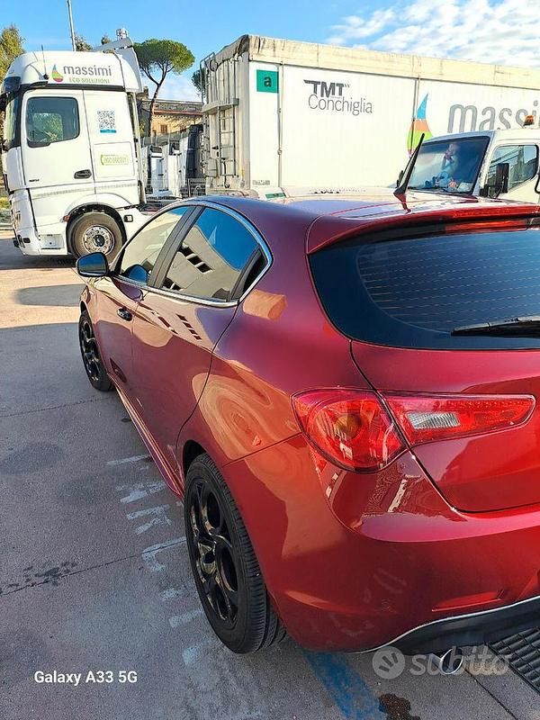 Rosso Usata 2013 Alfa Romeo Giulietta Tre volumi | 9000 € (Molto cara) - Immagine 1/4