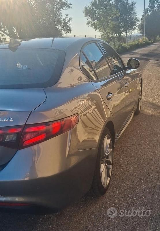 Usata Alfa Romeo Giulia 150 CV (110 kW) 2018 Grigio Berlina