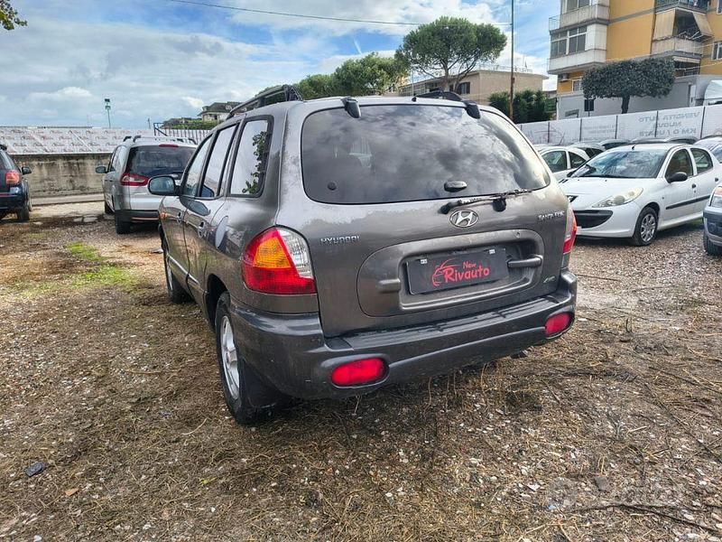 Usata Hyundai Santa Fe 113 CV (83 kW) 2004 Grigio SUV