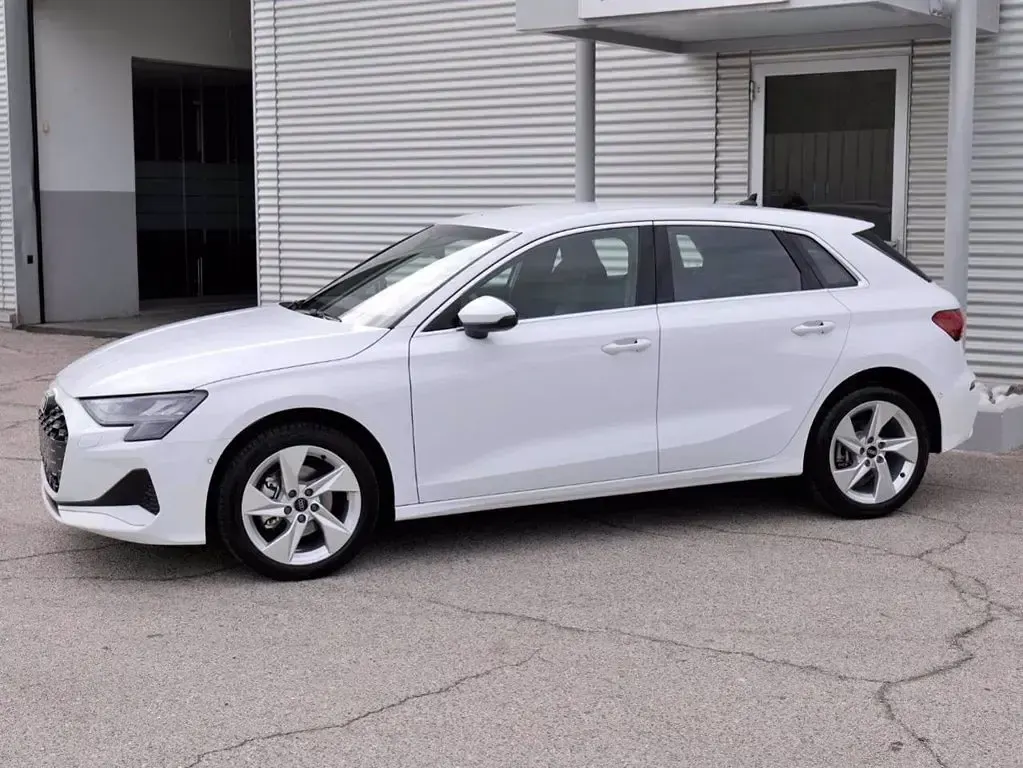 Usata Audi A3 Sportback e-tron Business 150 CV (110 kW) 2025 Bianco pastello Utilitaria