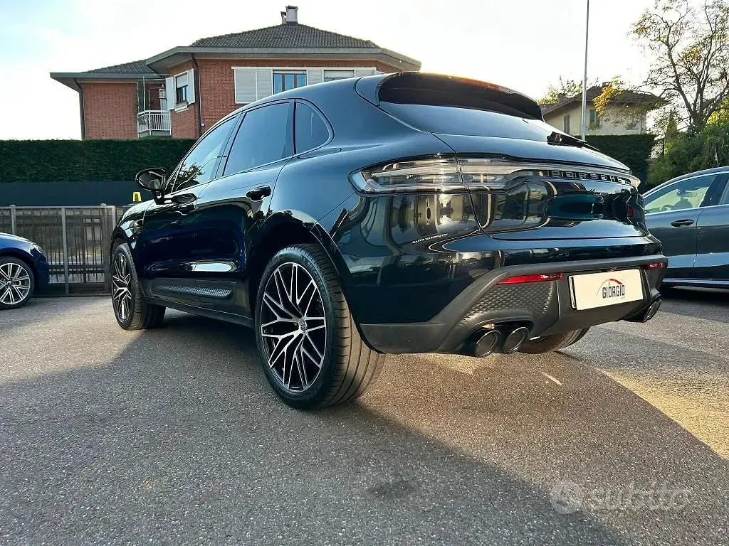 Käytetty Porsche Macan 265 HP (194 kW) 2022 Musta Katumaasturi