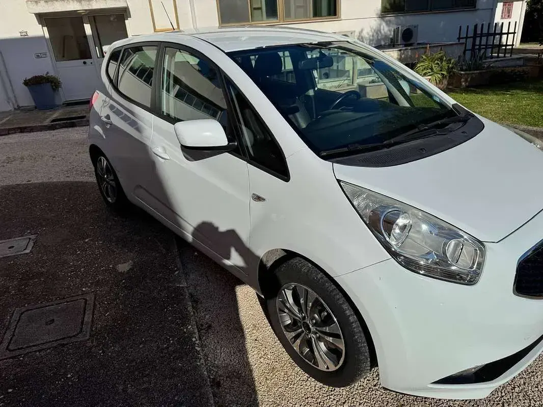 Usata Kia Venga Active 90 CV (66 kW) 2017 Bianco Utilitaria