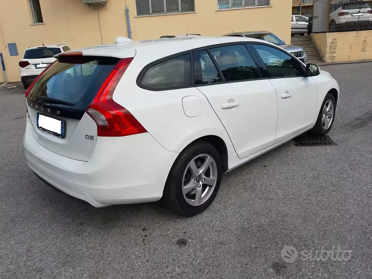 Usata Volvo V60 R-Design 120 CV (88 kW) 2018 Bianco Station wagon