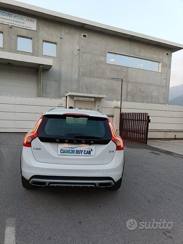 Usata Volvo V60 CC Business Edition 150 CV (110 kW) 2017 Bianco Station wagon