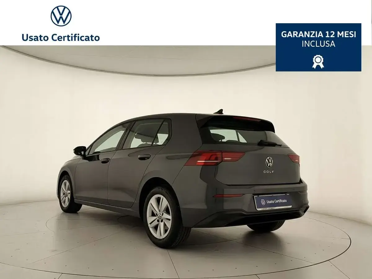 Usata VW Golf VIII Life 116 CV (85 kW) 2025 Grigio Berlina