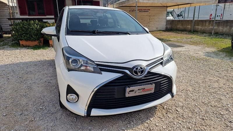 Usata Toyota Yaris Lounge 69 CV (50 kW) 2016 Grigio Berlina