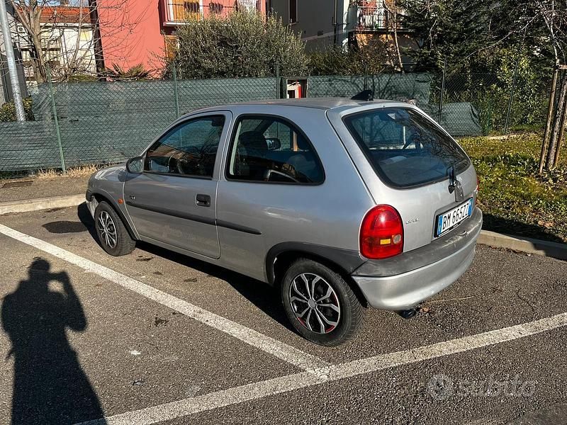 Usata Opel Corsa 54 CV (39 kW) 2000 Grigio Utilitaria