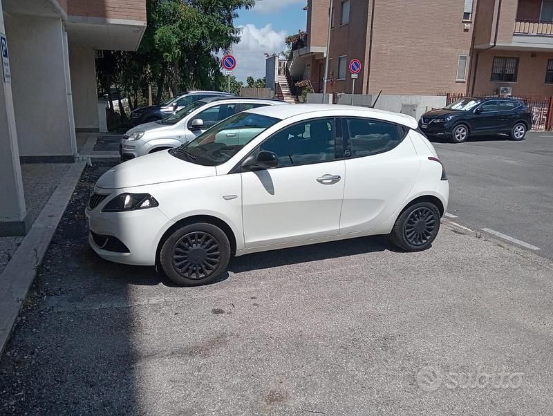 Usata Lancia Ypsilon 69 CV (50 kW) 2021 Bianco Utilitaria