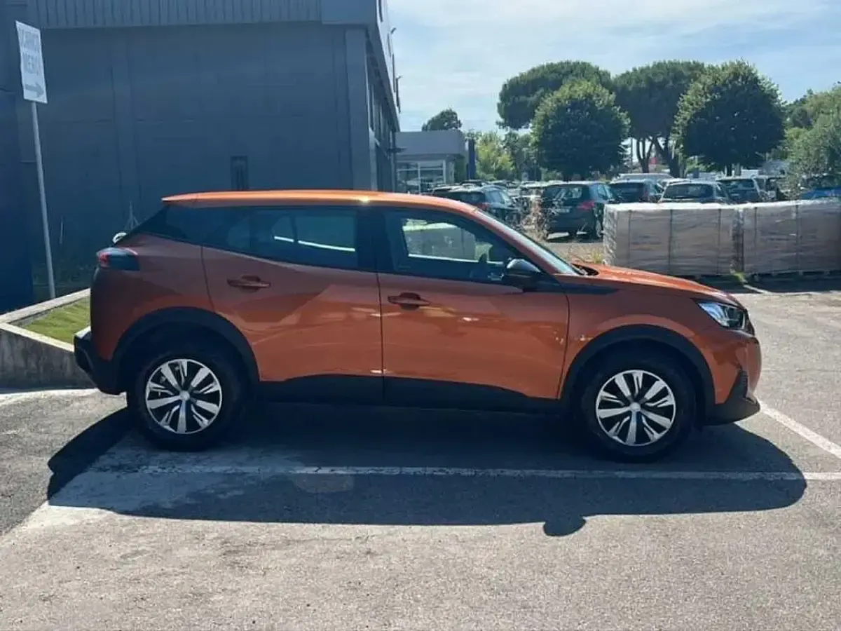 Usata Peugeot 2008 Active 101 CV (74 kW) 2023 Arancione SUV