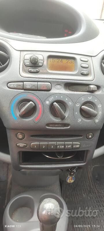 Usata Toyota Yaris 2002 Grigio Utilitaria
