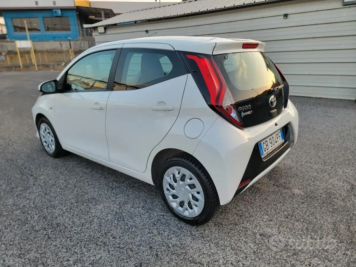 Usata Toyota Aygo Connect Style 72 CV (52 kW) 2020 Bianco Utilitaria