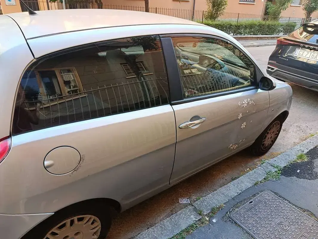 Usata Lancia Ypsilon 60 CV (44 kW) 2006 Argento Utilitaria