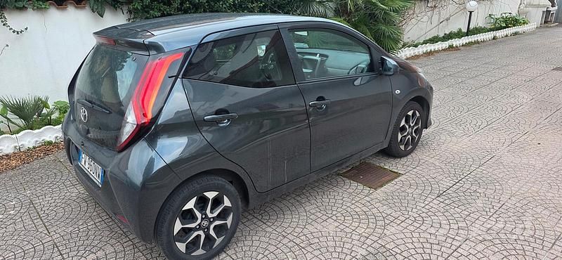 Usata Toyota Aygo 72 CV (52 kW) 2019 Grigio Utilitaria