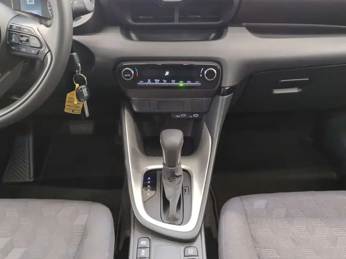 Nuova Toyota Yaris Hybrid Active 116 CV (85 kW) 2025 Bianco Berlina