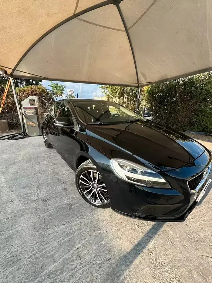 Usata Volvo V40 120 CV (88 kW) 2019 Nero Berlina