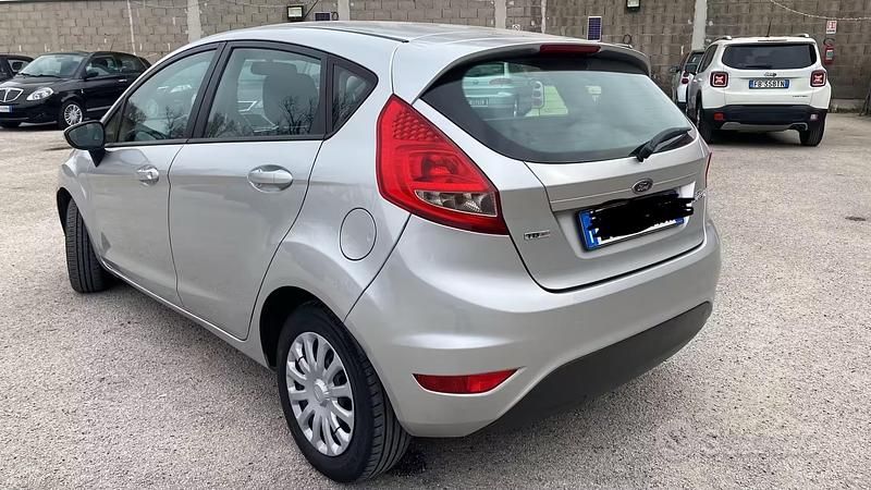 Usata Ford Fiesta 67 CV (49 kW) 2011 Grigio Utilitaria