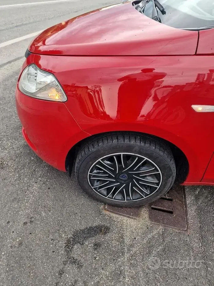 Usata Lancia Ypsilon Gold 69 CV (50 kW) 2018 Rosso Utilitaria