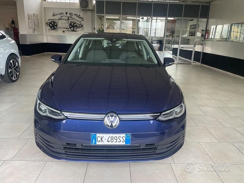 Usata VW Golf VIII Life 110 CV (80 kW) 2022 Blu Berlina