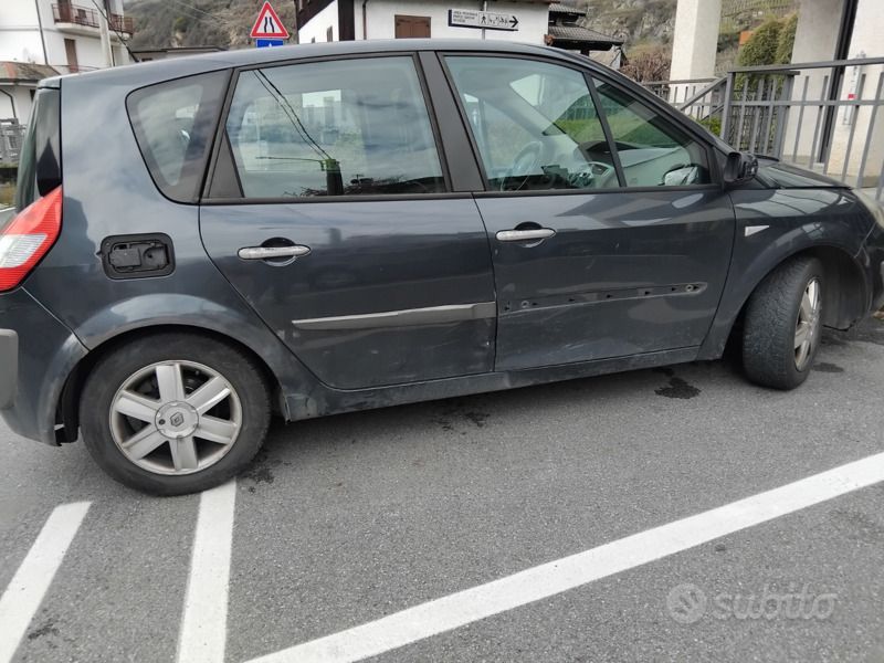 Usata Renault Scénic II 130 CV (95 kW) 2006 Verde Monovolume