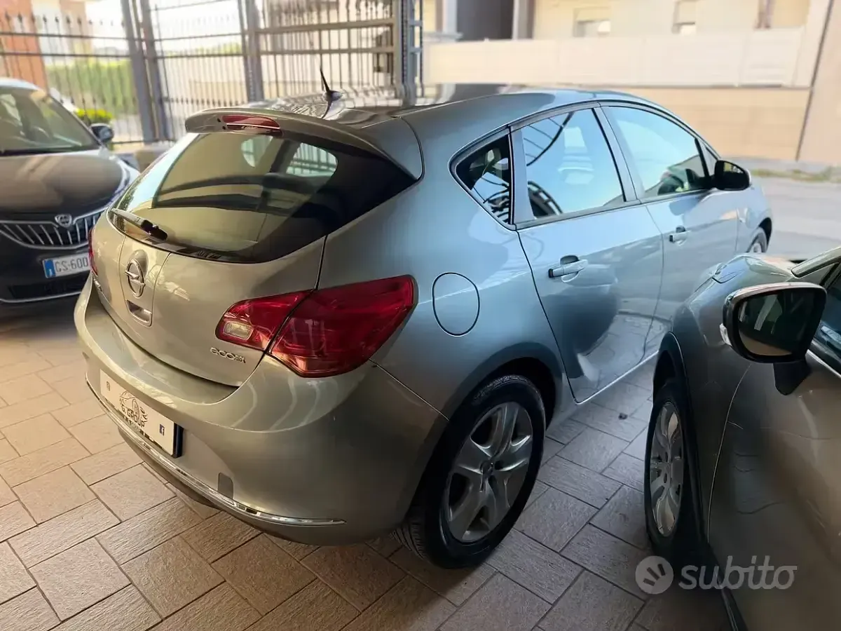Käytetty Opel Astra Business 110 HP (80 kW) 2015 Sininen Sedan