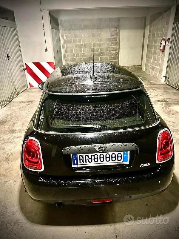 Begagnad Mini ONE 102 HK (75 kW) 2018 Svart Halvkombi